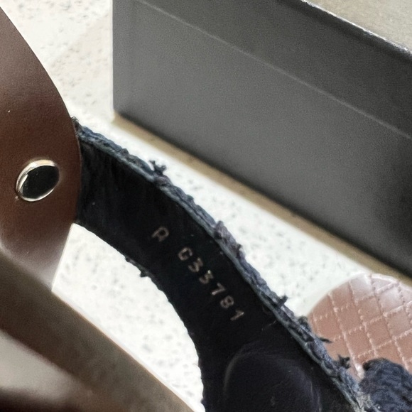 Chanel tweed thong with large CC detail - Picture 10 of 10